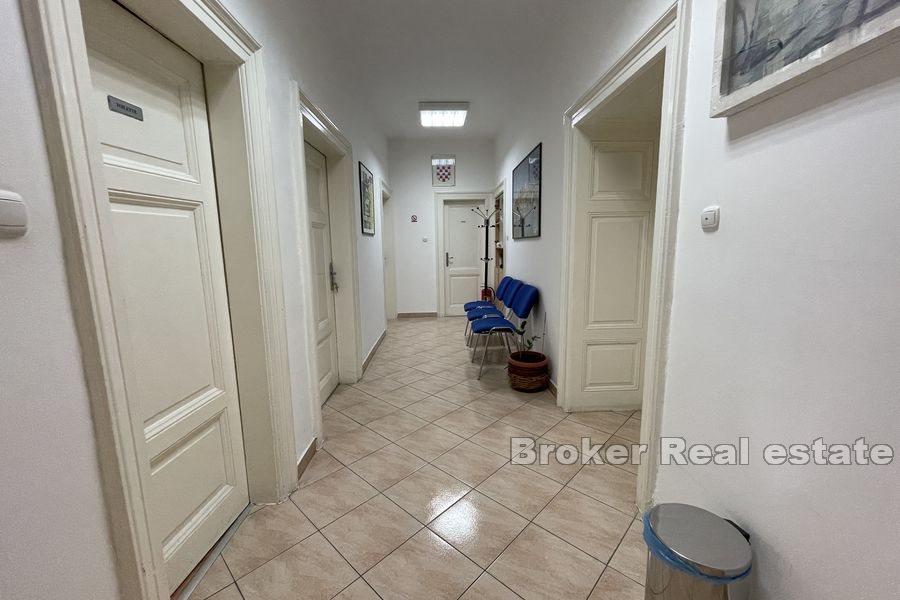 Good, spacious business premises