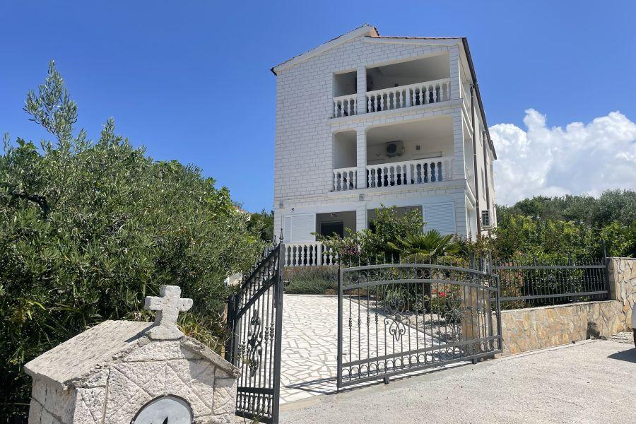 Haus mit Pool und Meerblick