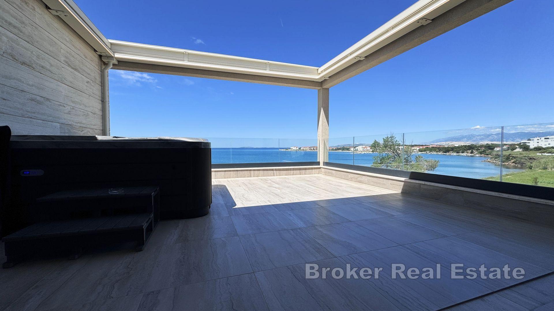 Atraktivan penthouse u prvom redu do mora