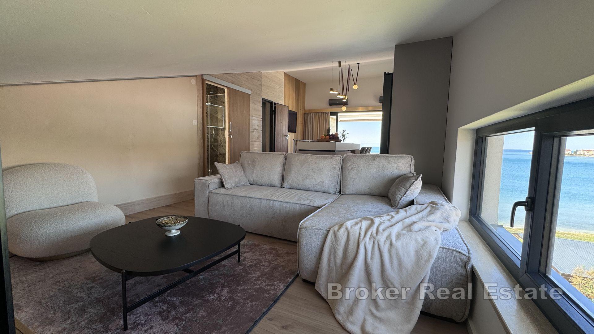 Atraktivan penthouse u prvom redu do mora