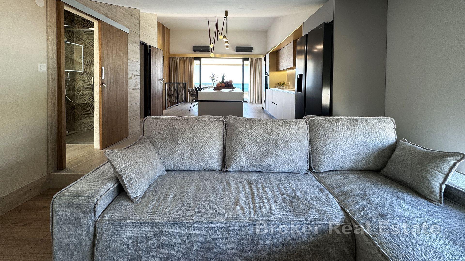 Atraktivan penthouse u prvom redu do mora