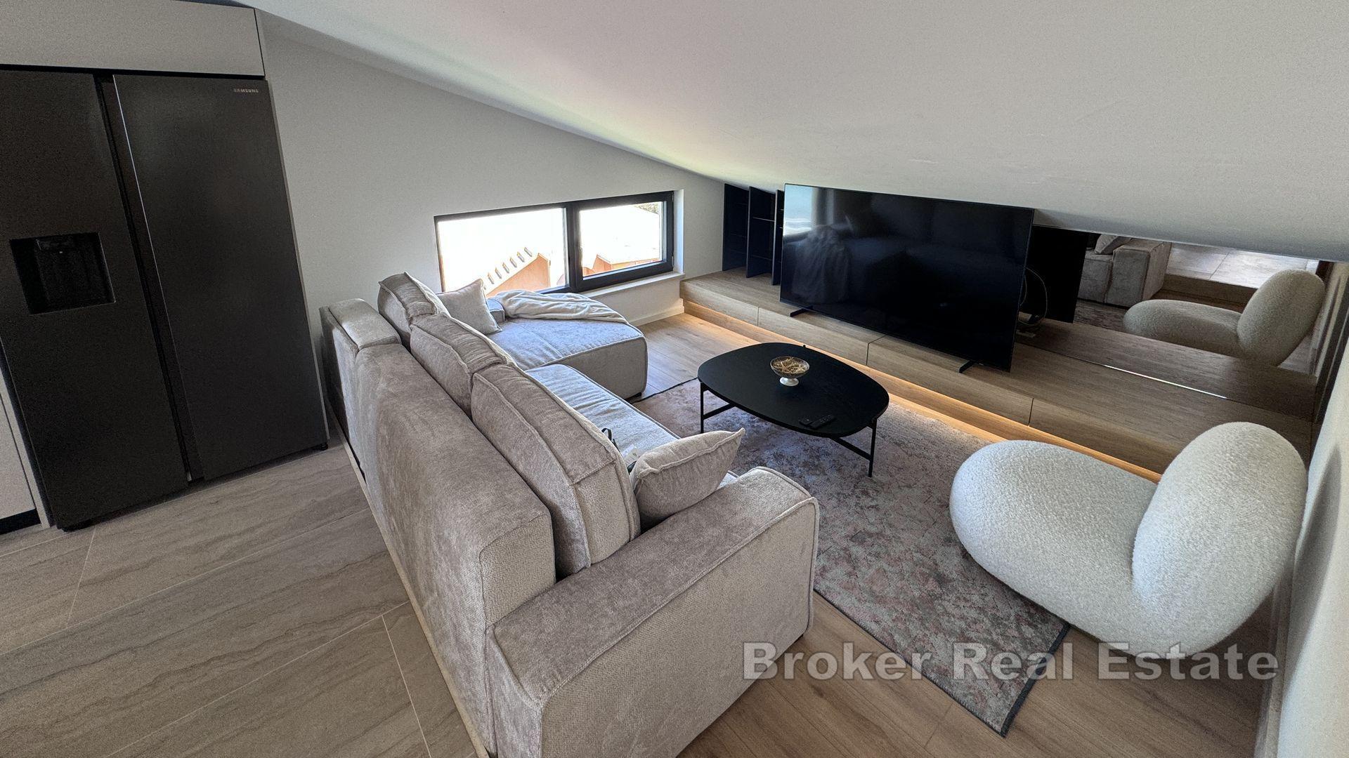 Atraktivan penthouse u prvom redu do mora