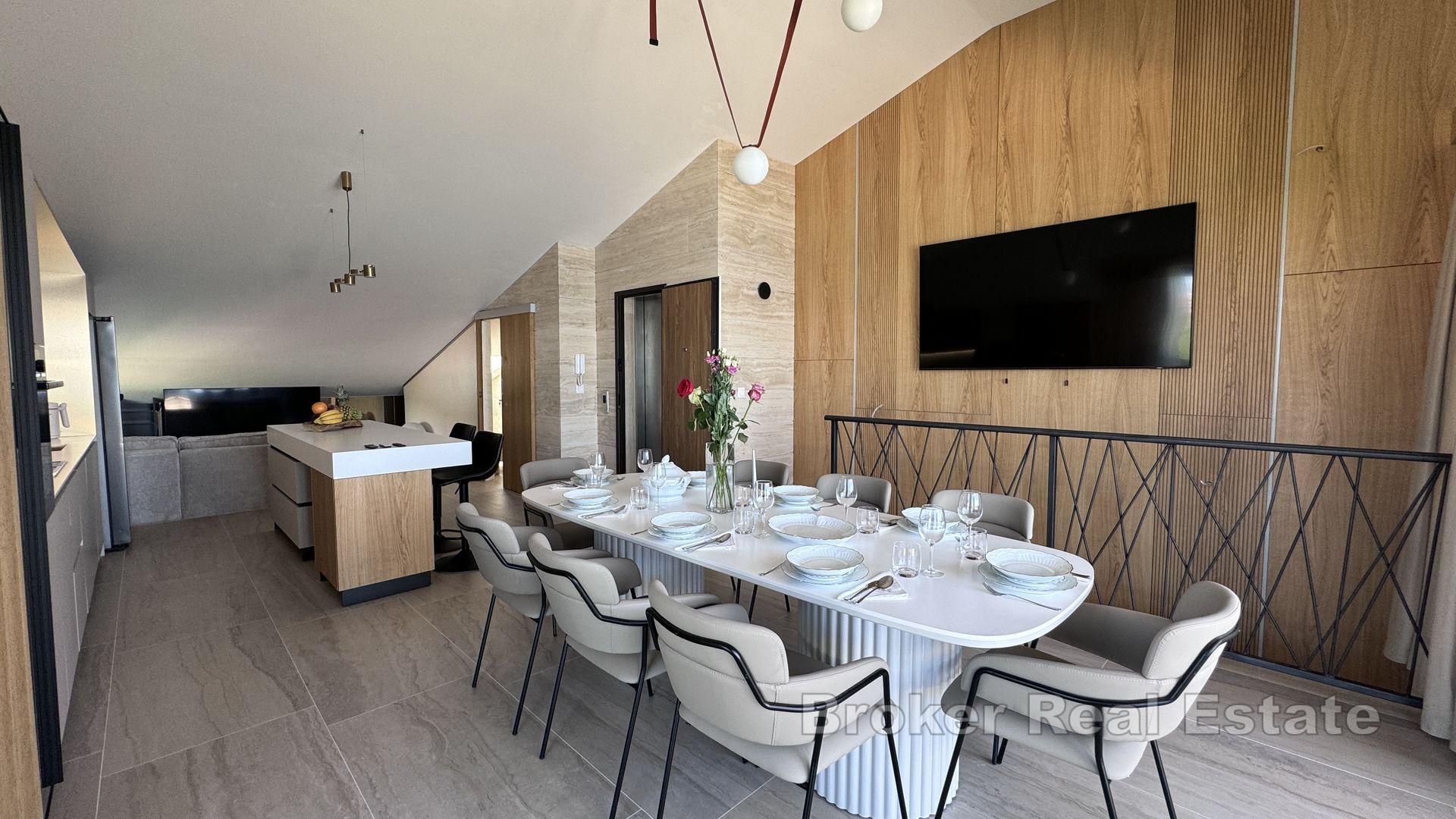 Atraktivan penthouse u prvom redu do mora
