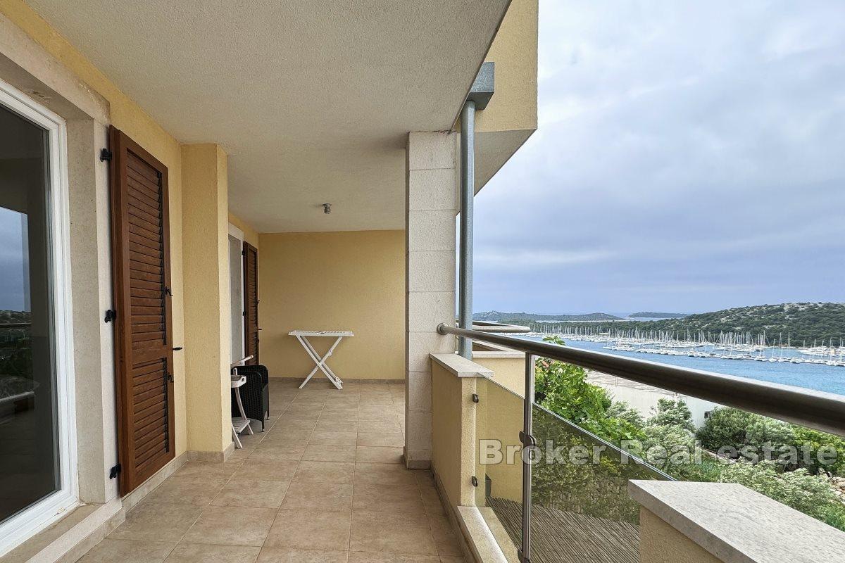Appartamento su due piani con vista mare