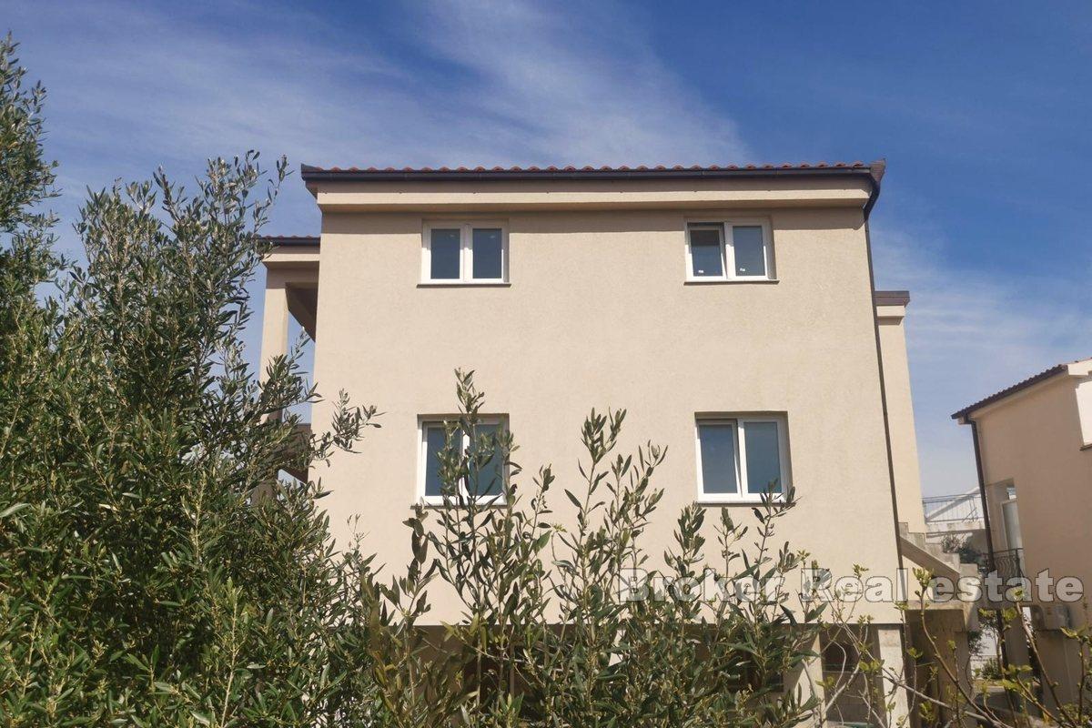 Proprietà spaziosa con 3 appartamenti