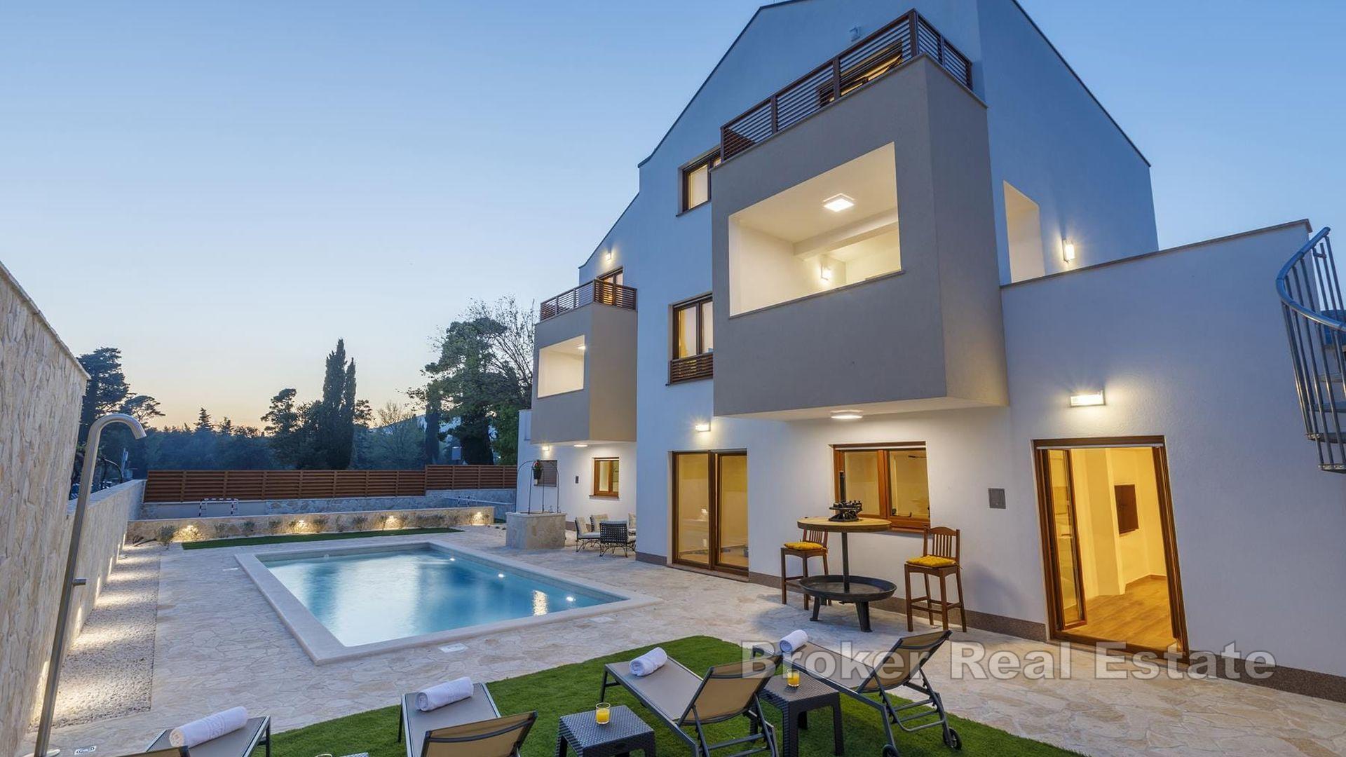 Eine moderne Villa mit Swimmingpool
