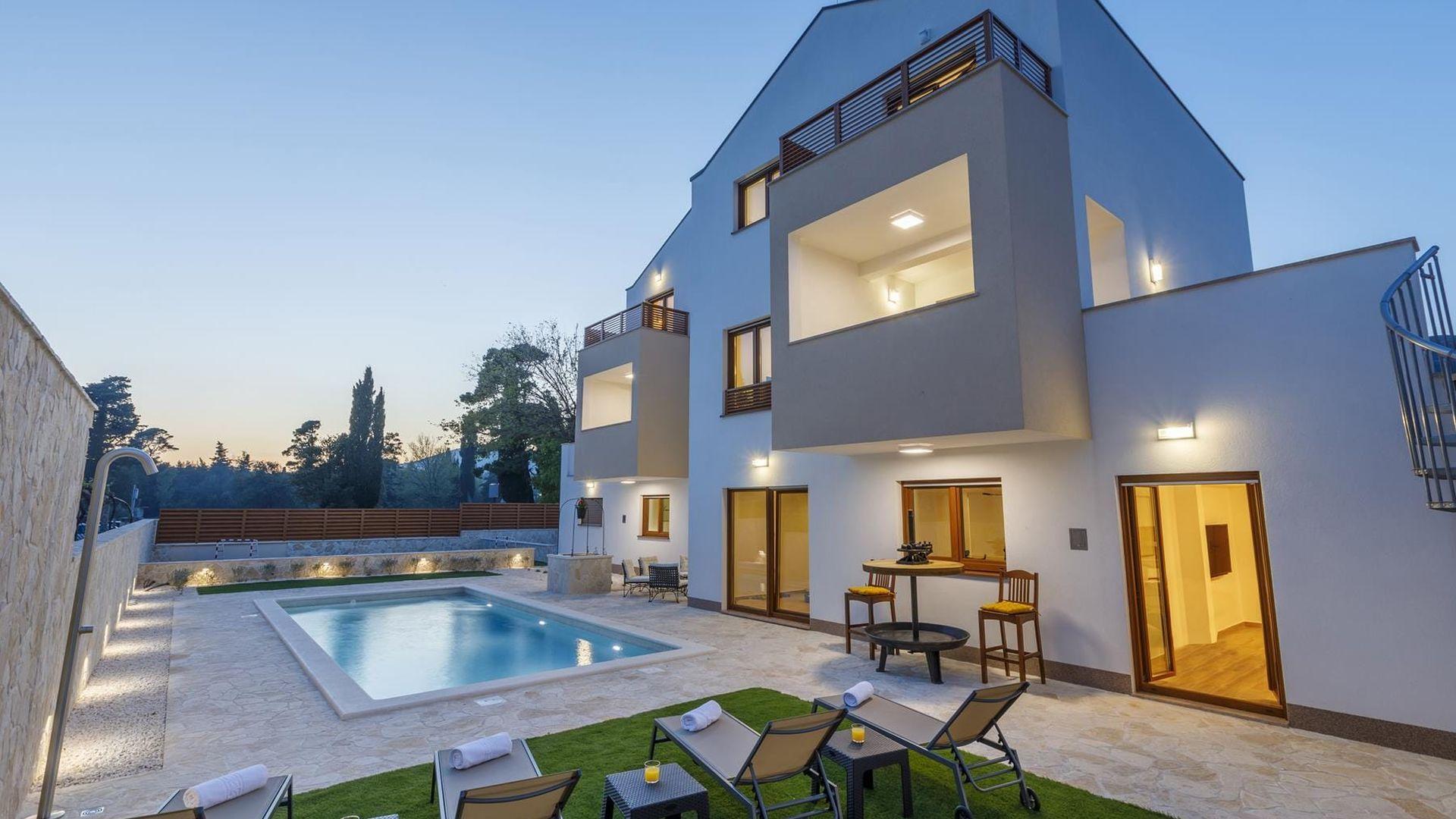 Eine moderne Villa mit Swimmingpool
