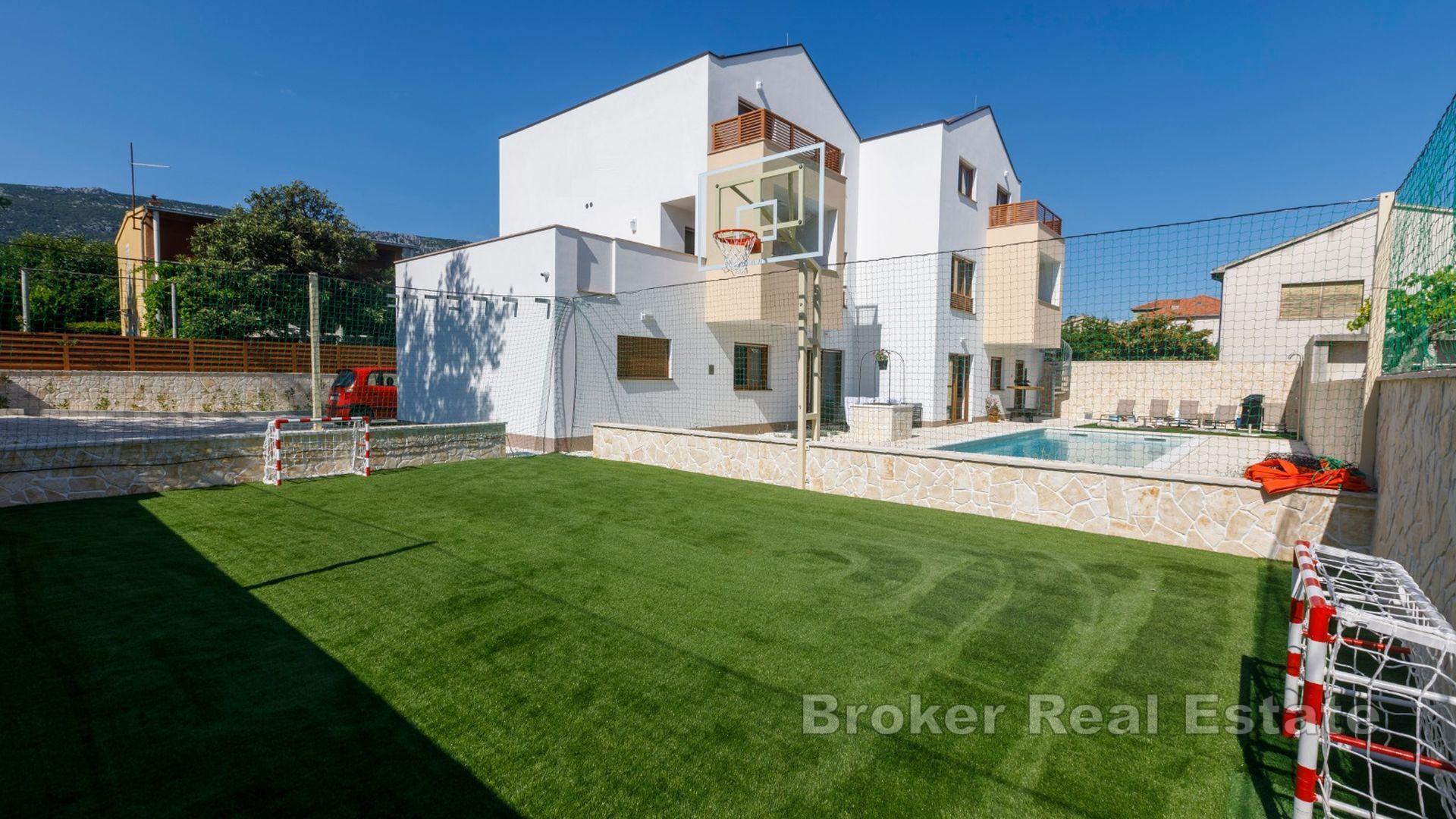Eine moderne Villa mit Swimmingpool