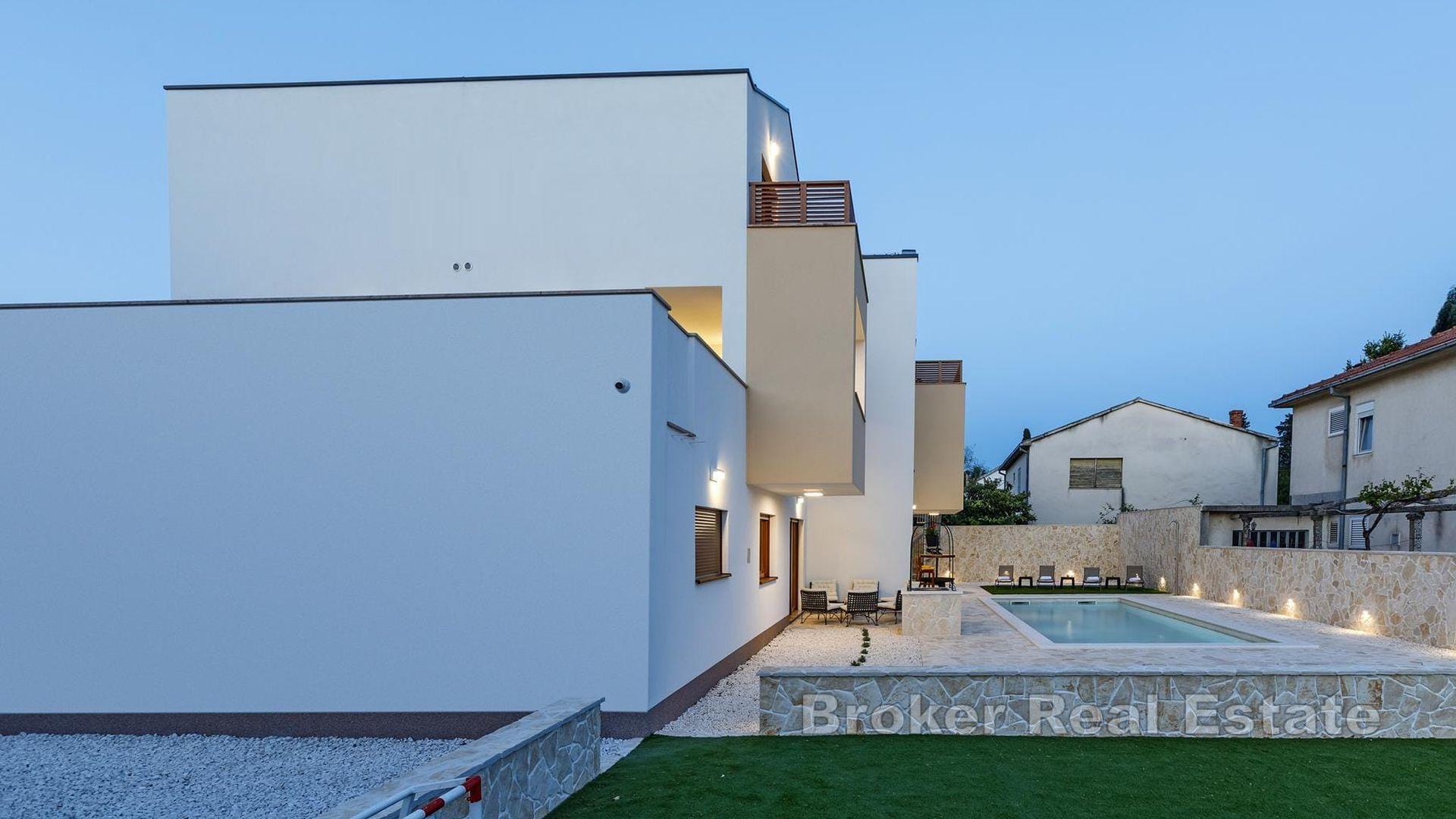 Eine moderne Villa mit Swimmingpool