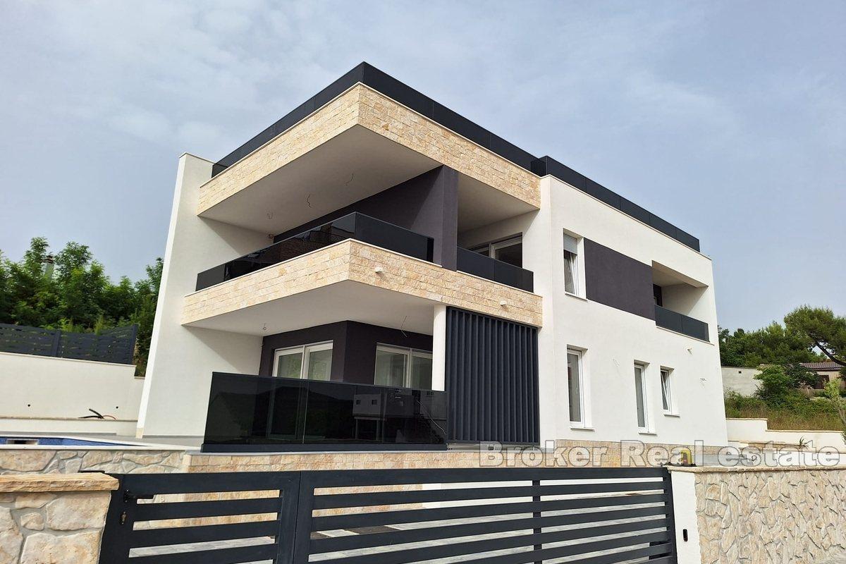 Villa moderna con vista mare