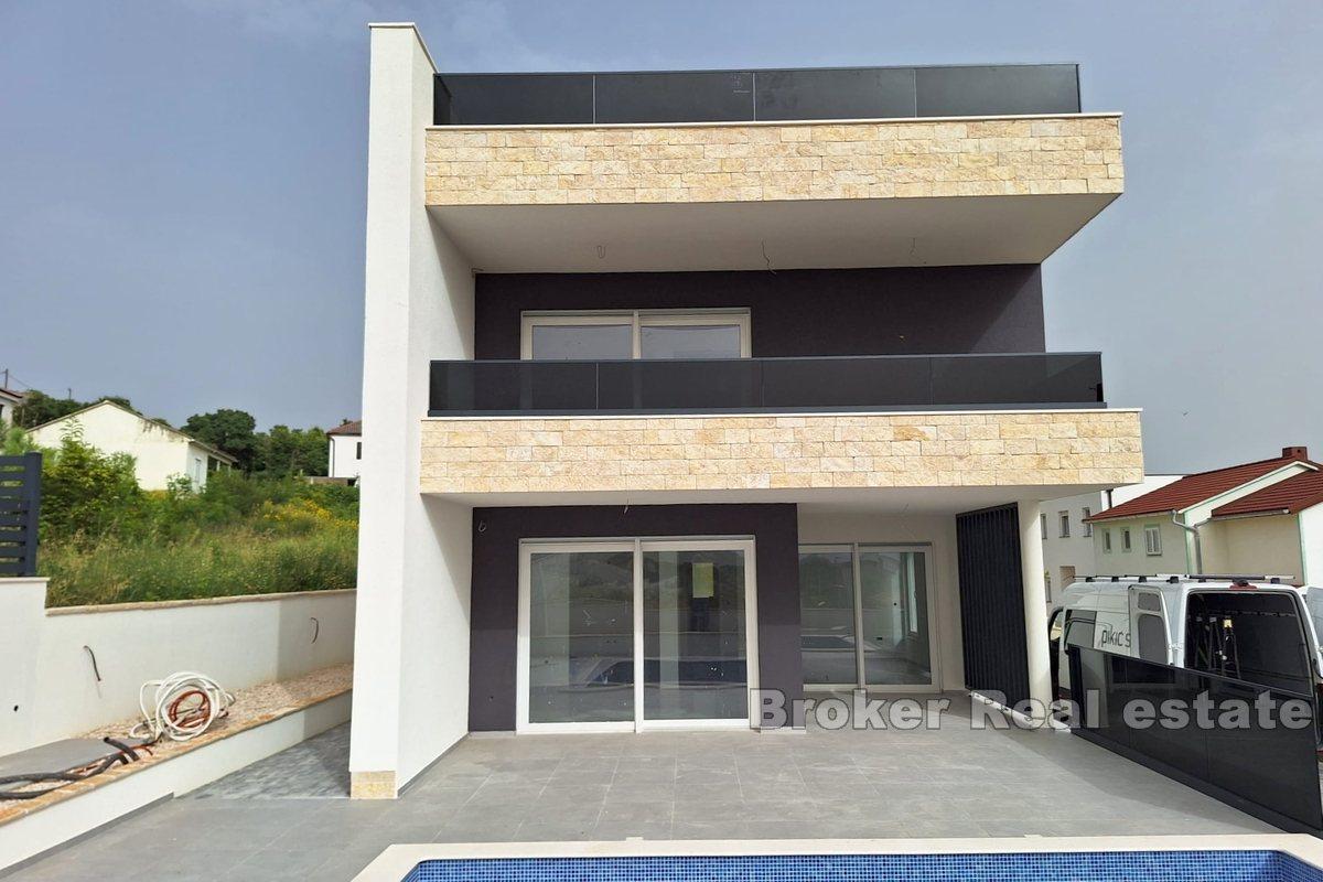 Villa moderna con vista mare