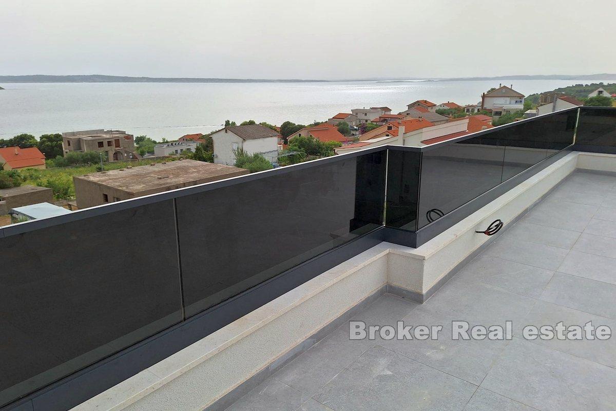 Villa moderna con vista mare