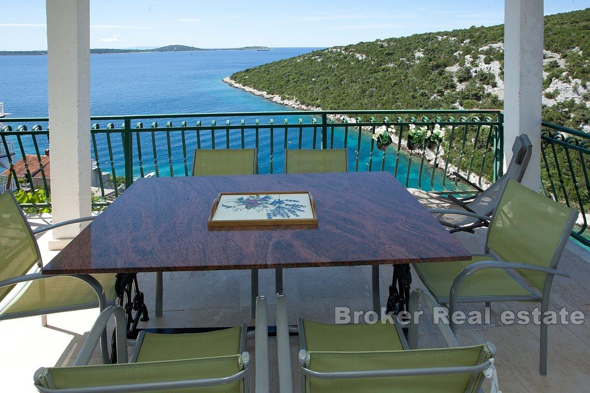 House with panoramic sea view