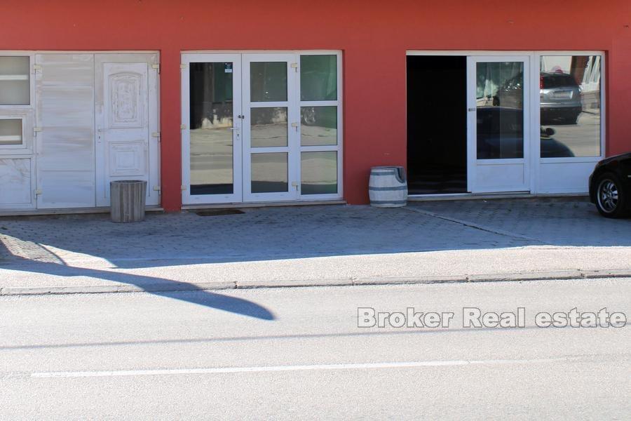 Obchodní prostor u silnice