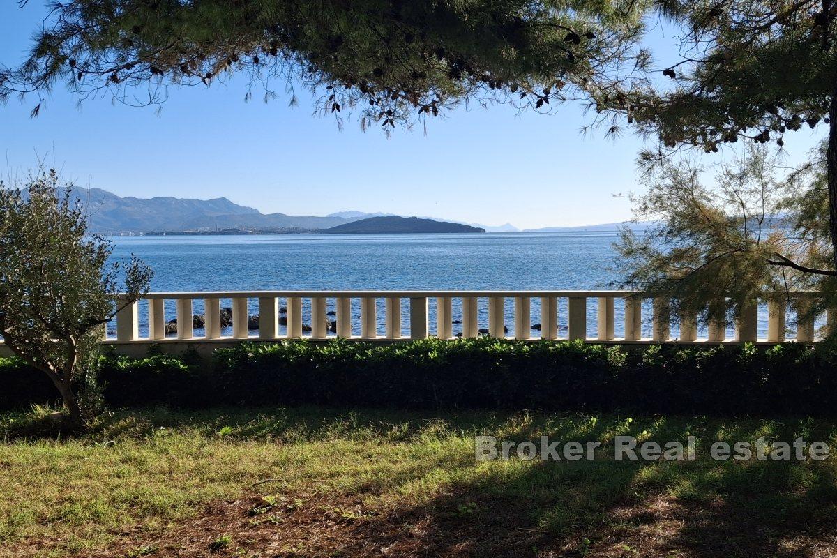 Exclusive building plot in the first row to the sea with three apartments