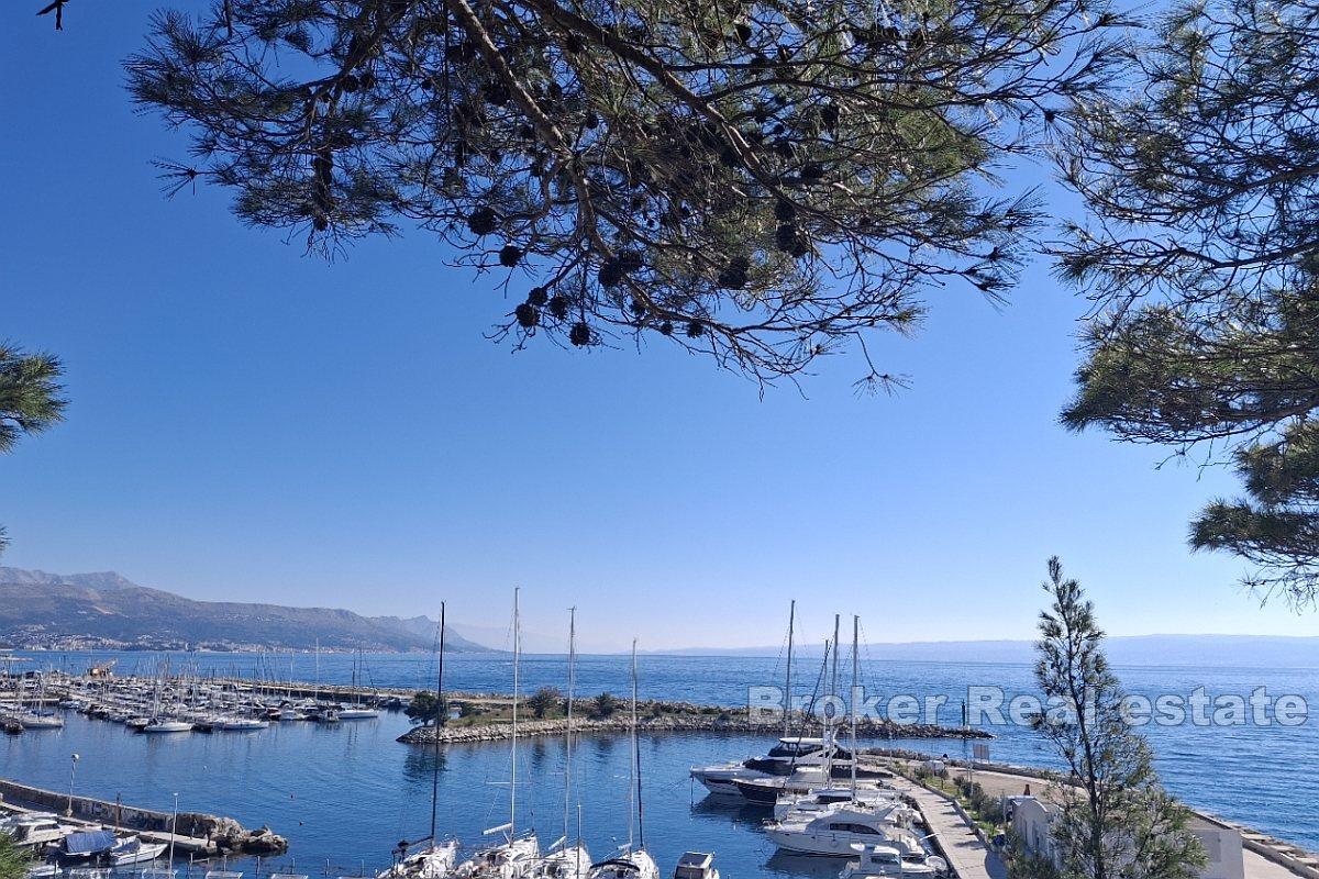 Земля в отличном месте, первый ряд от моря