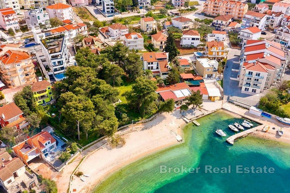 Luxusvilla mit Swimmingpool und Panoramablick auf das Meer