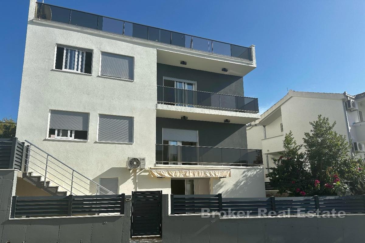 Luxusvilla mit Swimmingpool und Panoramablick auf das Meer