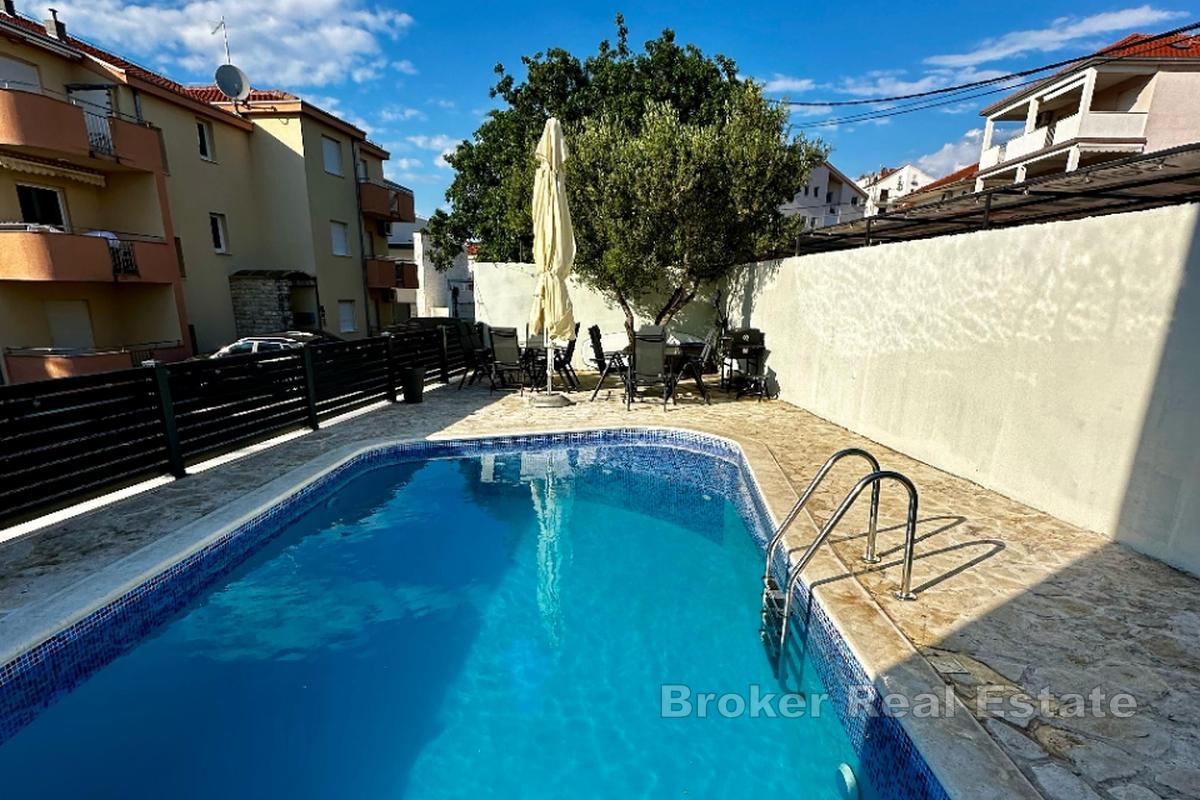 Luxusvilla mit Swimmingpool und Panoramablick auf das Meer