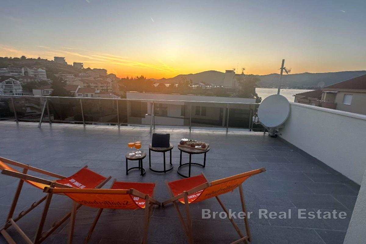 Luxusvilla mit Swimmingpool und Panoramablick auf das Meer