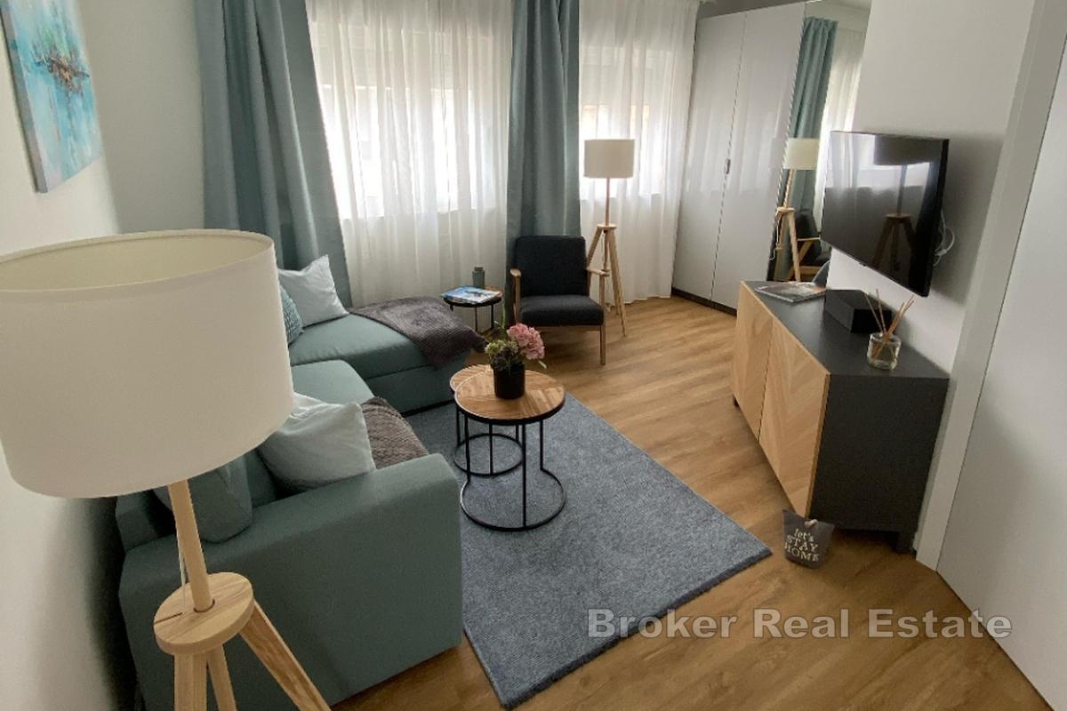 Luxusvilla mit Swimmingpool und Panoramablick auf das Meer