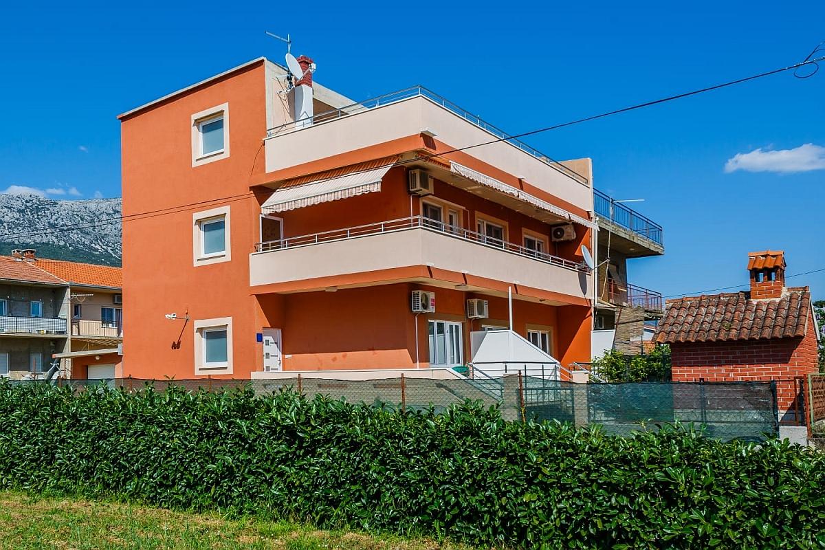 Dom apartamentowy nad morzem w Kašteli