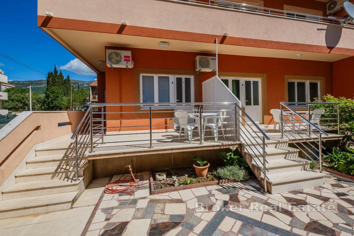 Dom apartamentowy nad morzem w Kašteli
