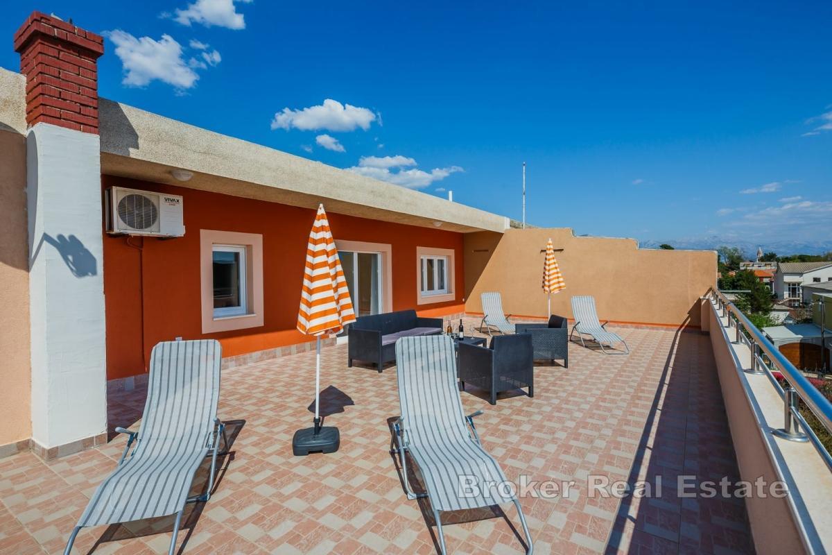 Dom apartamentowy nad morzem w Kašteli
