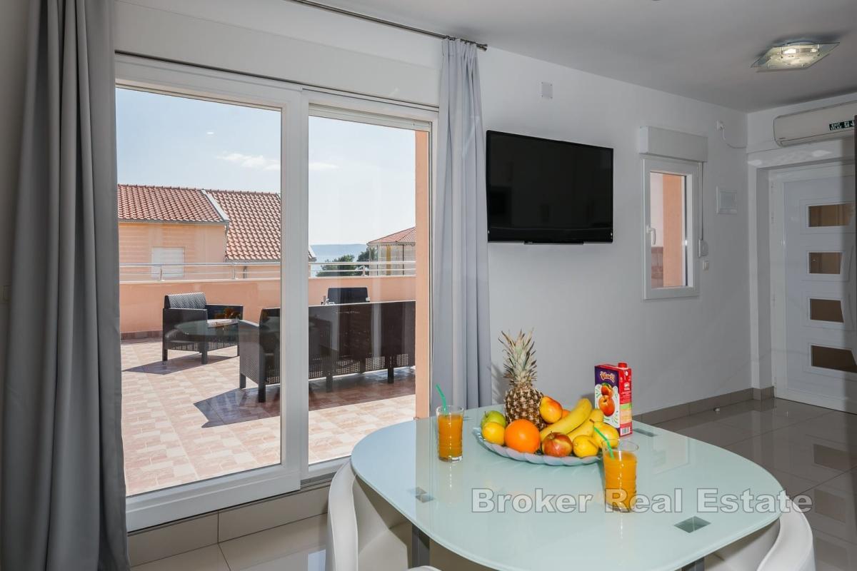 Dom apartamentowy nad morzem w Kašteli