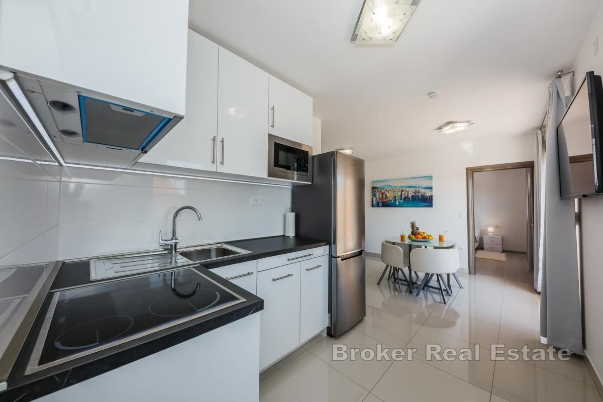 Dom apartamentowy nad morzem w Kašteli