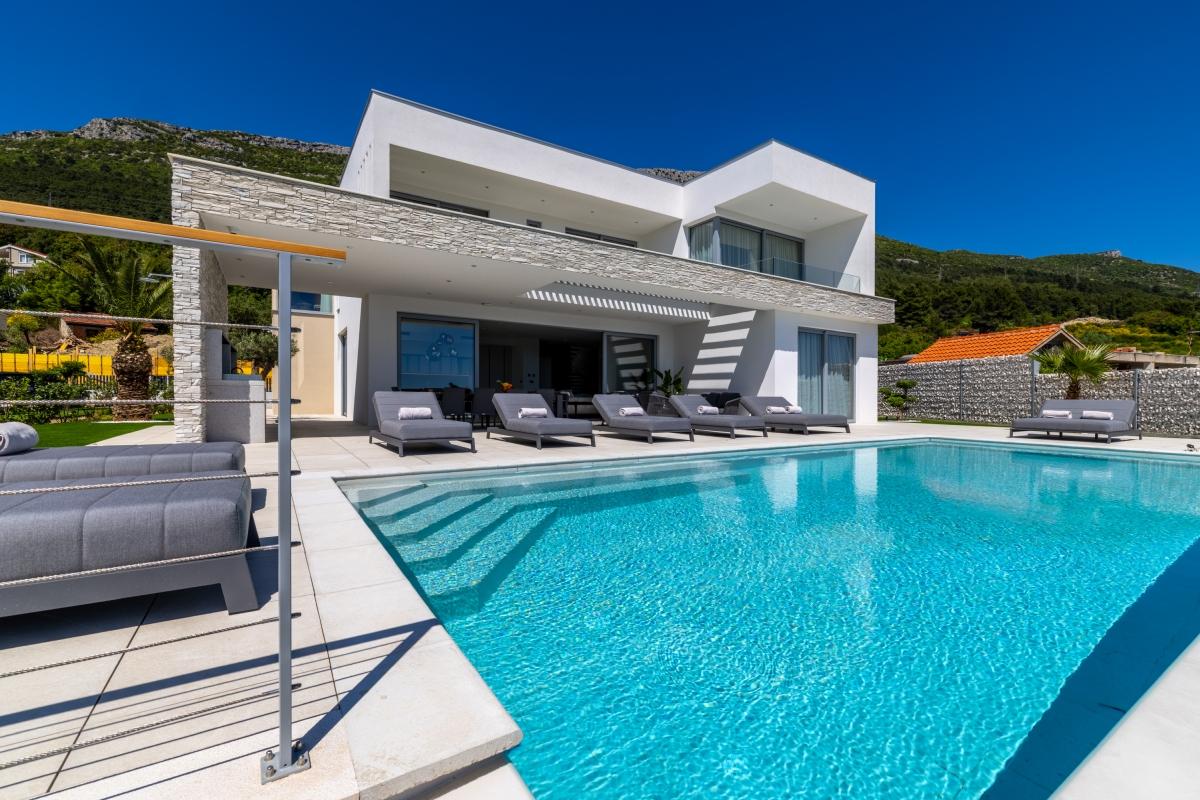 Imponente villa di lusso con piscina a sfioro riscaldata e affascinanti viste panoramiche