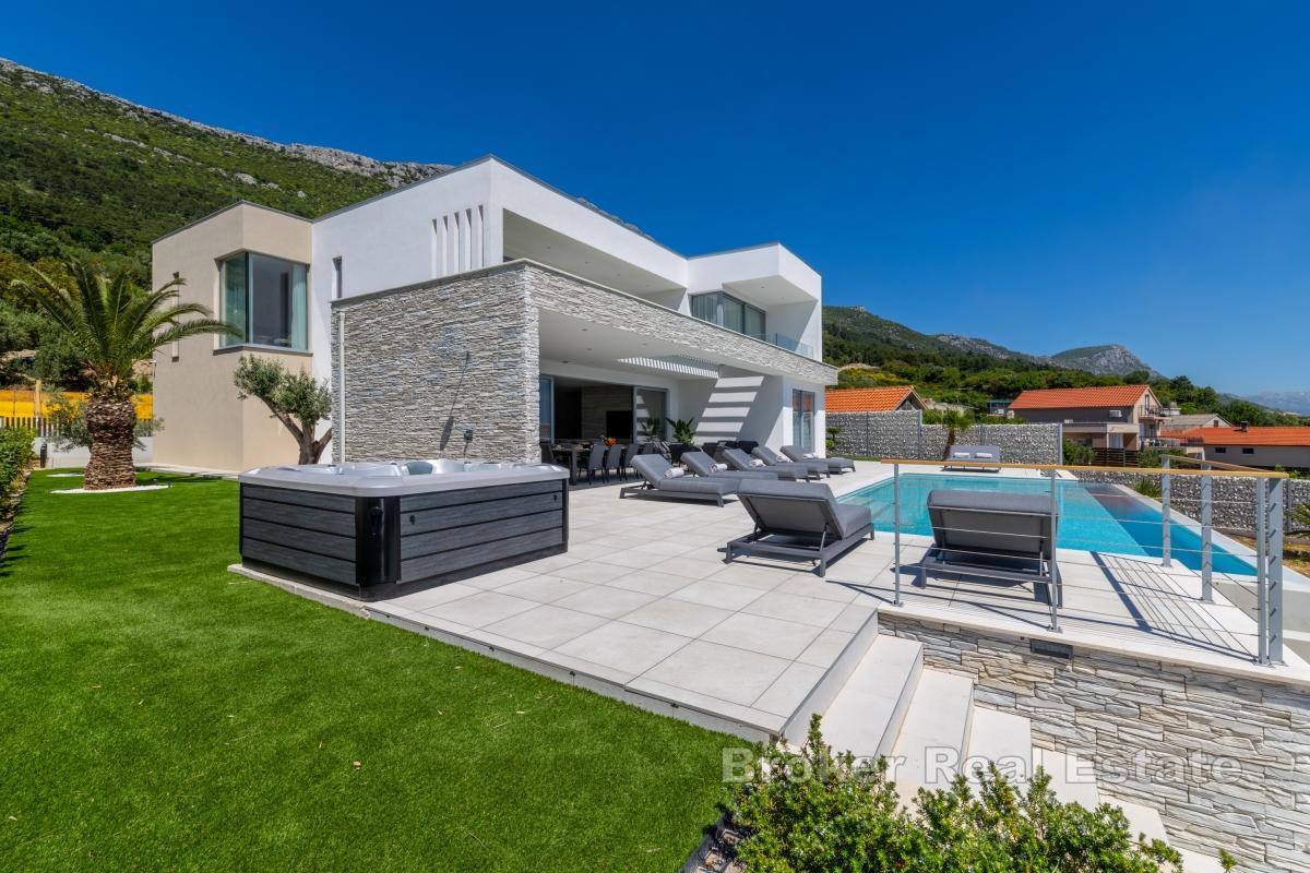 Imponente villa di lusso con piscina a sfioro riscaldata e affascinanti viste panoramiche