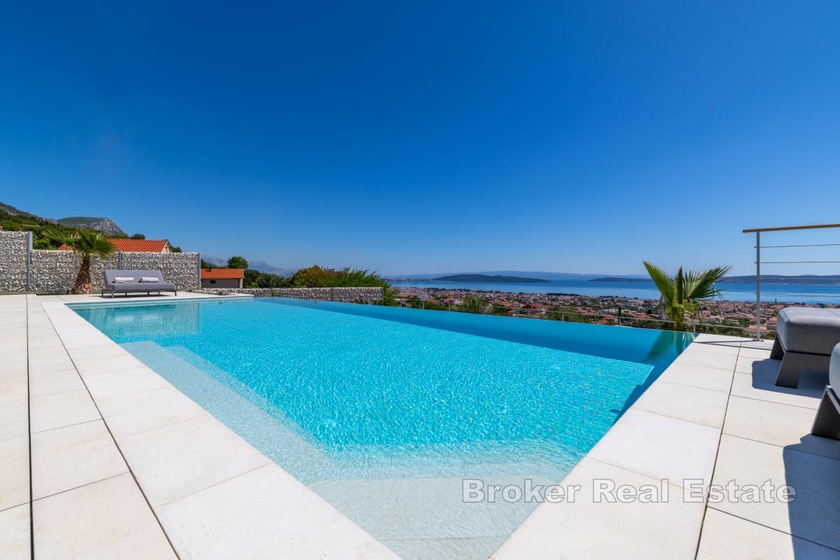 Imponente villa di lusso con piscina a sfioro riscaldata e affascinanti viste panoramiche