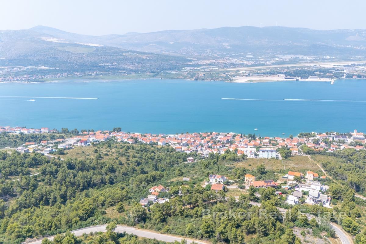 Земля с видом на море