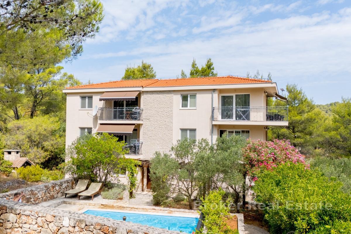 Ampia villa con piscina e magnifica vista mare