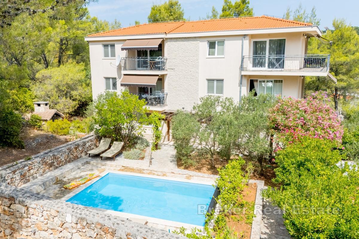 Ampia villa con piscina e magnifica vista mare