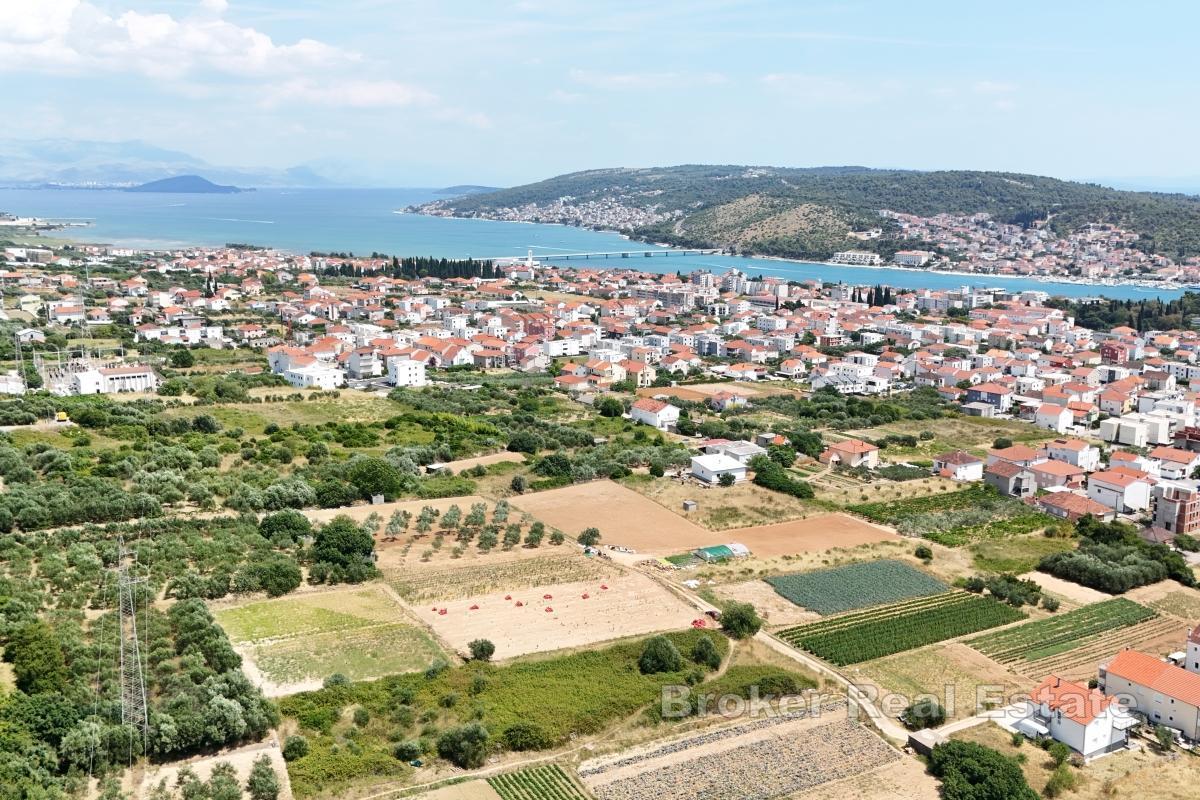 Interessante terreno edificabile vicino al centro storico di Traù