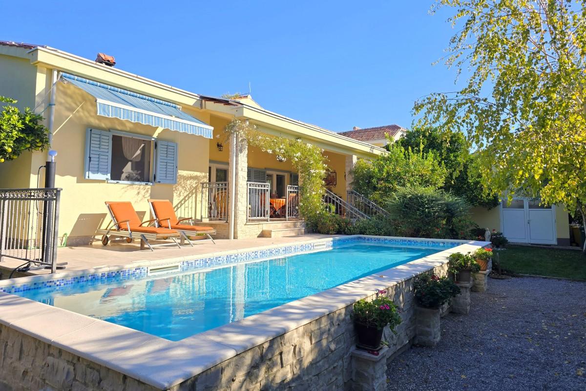 Mediterrane Villa mit Pool