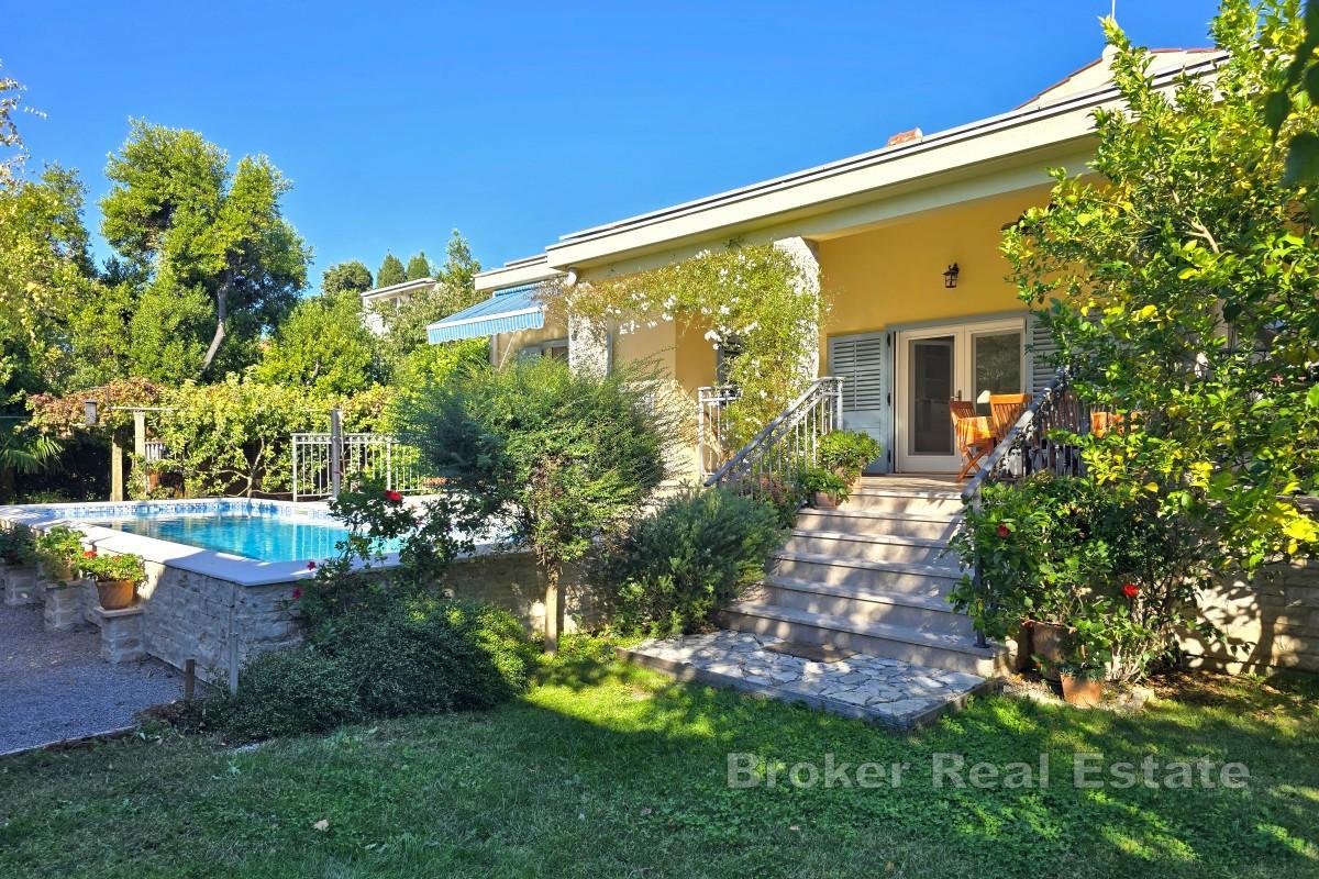 Mediterrane Villa mit Pool