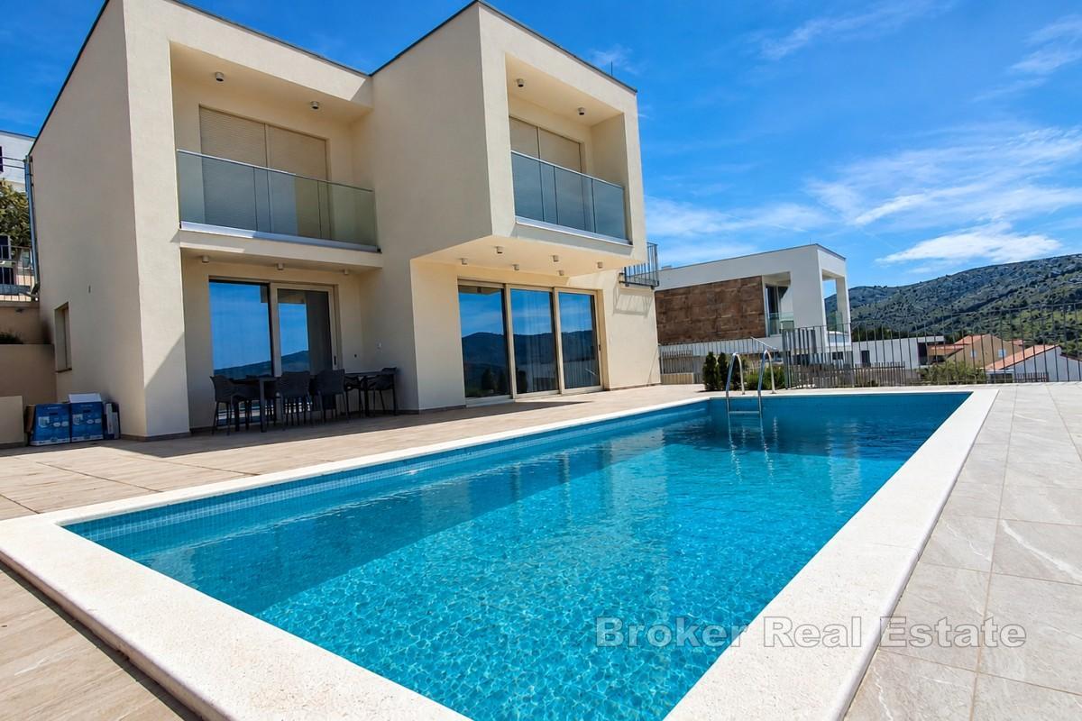 Neubauvilla mit Pool und Meerblick