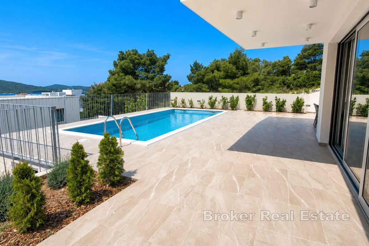 Neubauvilla mit Pool und Meerblick