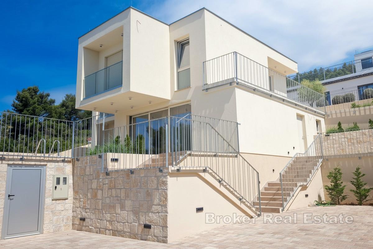 Neubauvilla mit Pool und Meerblick