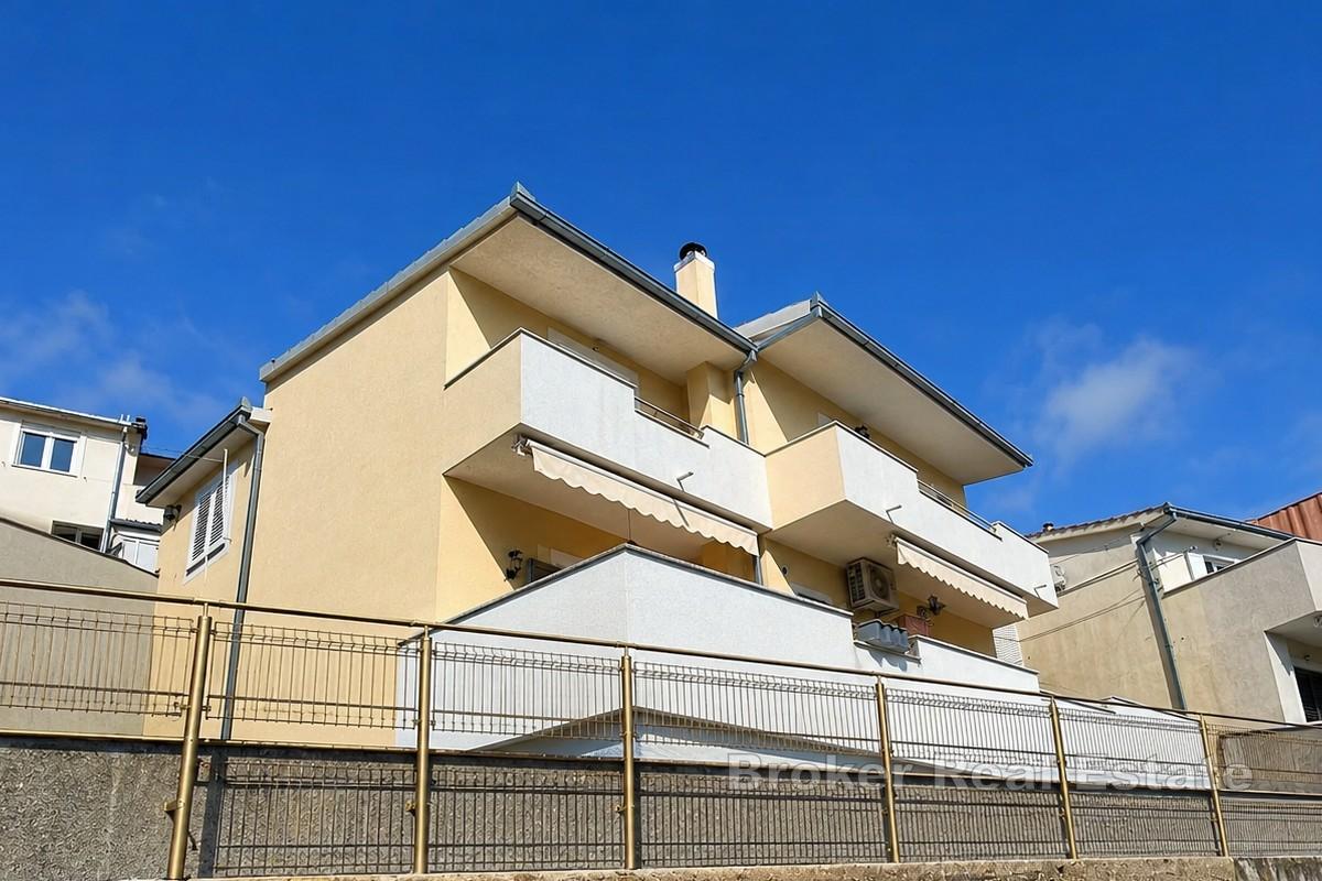 Elegante casa familiare con due appartamenti e vista mare e Spalato