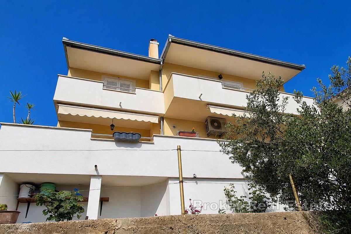 Elegante casa familiare con due appartamenti e vista mare e Spalato