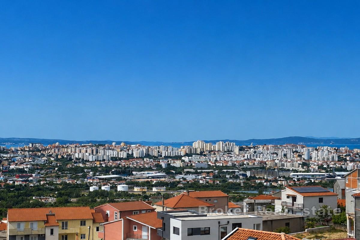 Elegante casa familiare con due appartamenti e vista mare e Spalato