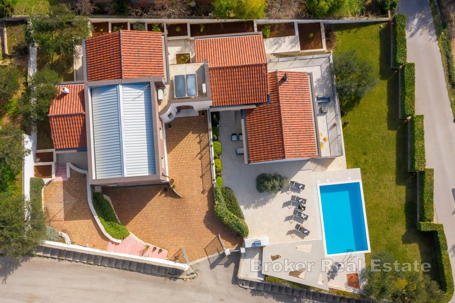 Villa con vista mare e piscina