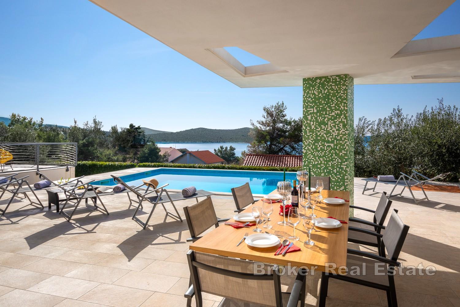 Villa con vista mare e piscina