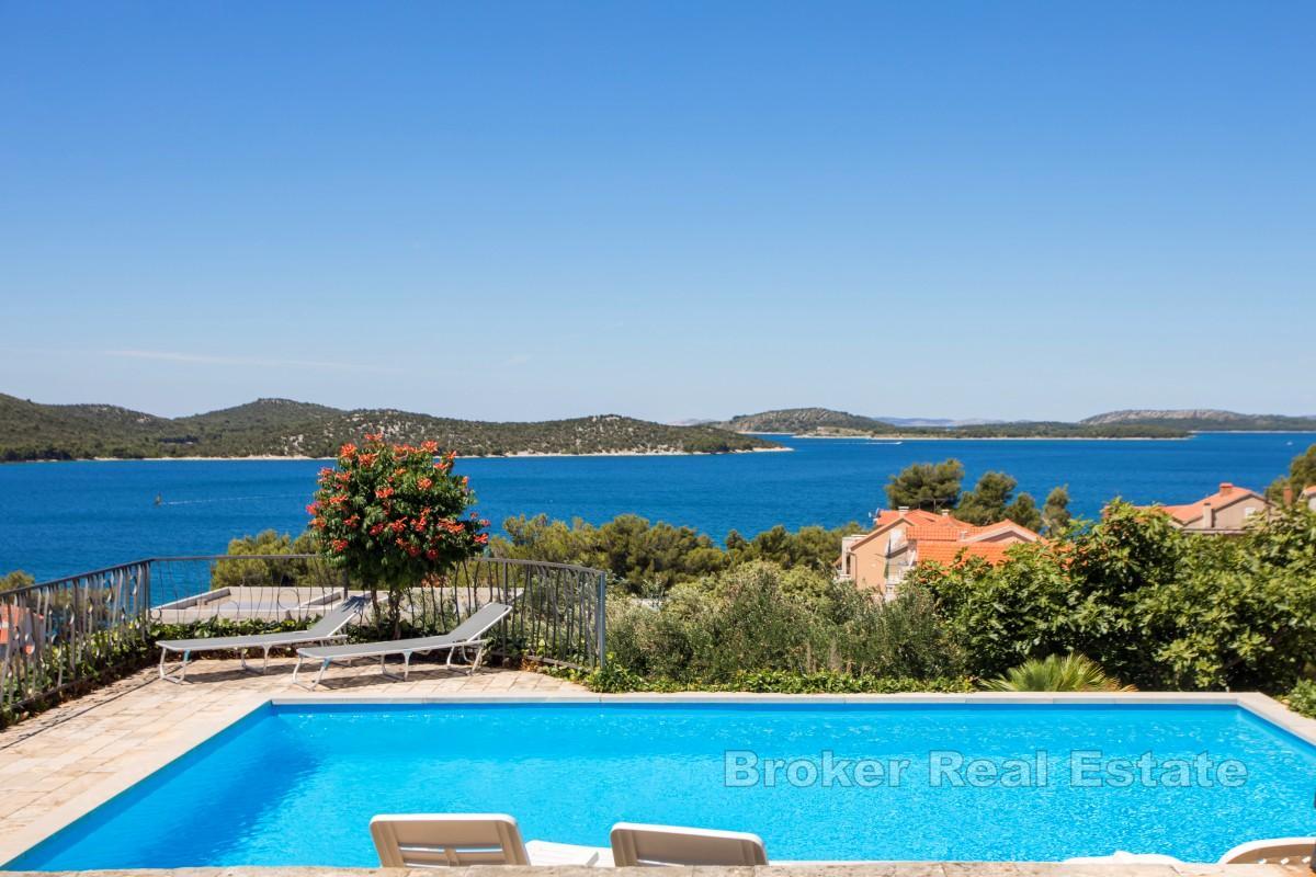 Mediterrane Villa mit Meerblick