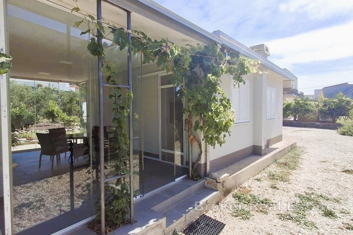 Accogliente casa indipendente con ampia terrazza coperta, giardino e parcheggio privato