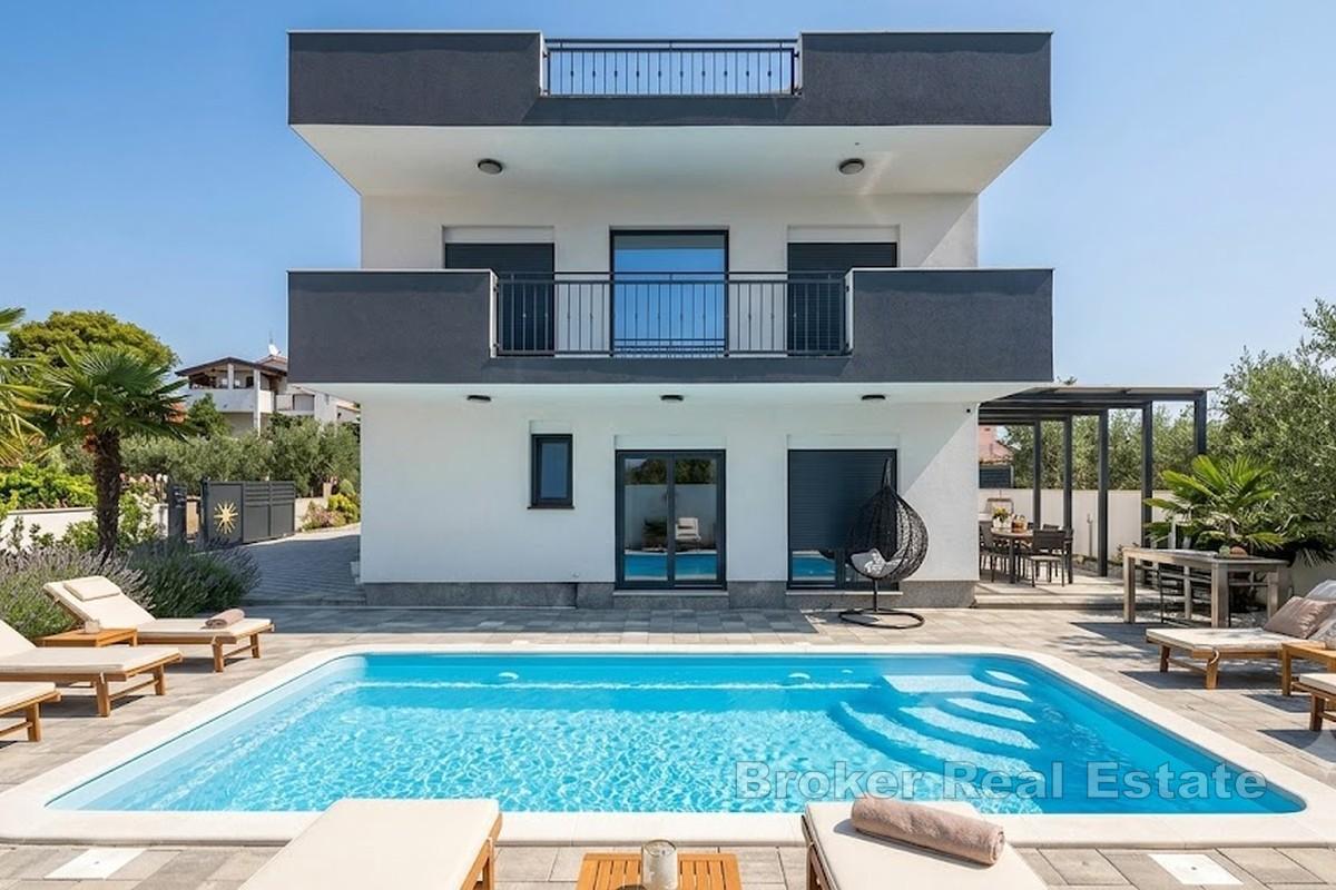 Villa con vista mare e piscina